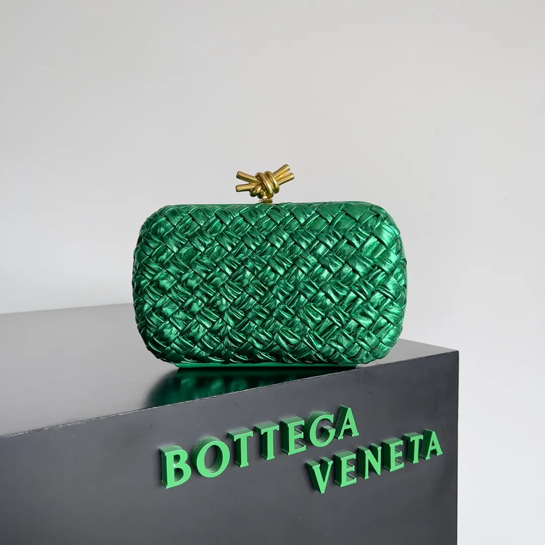 Batch 2020 BV Knot | The classic return of the evening bag. Original leather ➕ Stainless steel hardware ➕ 24k real gold plating ➕ Fully handmade. Those who know the history of our brand should have heard that the knot is a story of Bottega Veneta, and it is also one of the more important design elements. Matthieu Blazy's work this season sublimates Knot's classics, with a new knot design and a woven shoulder strap, plus Fouland Intreccio's weaving technology, adding some fashion to the retro and nostalgic feel of the past. Style number: 717622 Size: 20.5*6*12.5